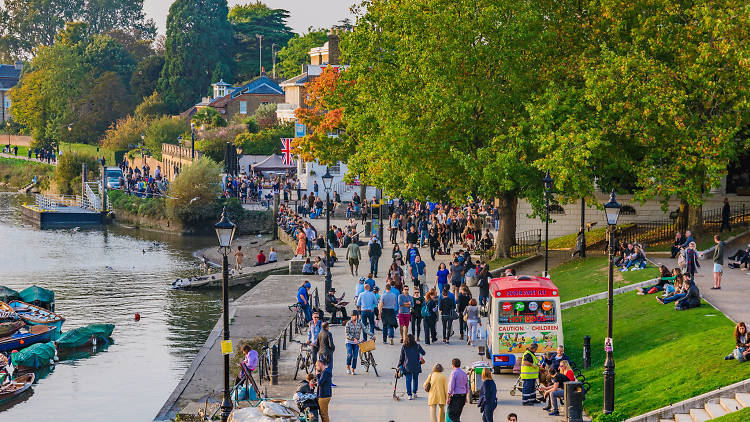 image 2 Richmond is one of those places that quietly wins you over the moment you arrive. One minute, you’re wandering through lively shops or stopping for a coffee, and the next, you’re by the river, watching fishing boats come and go. The city’s food is famous — especially if you love seafood — and the parks are a perfect escape when you want a break from the busy streets.