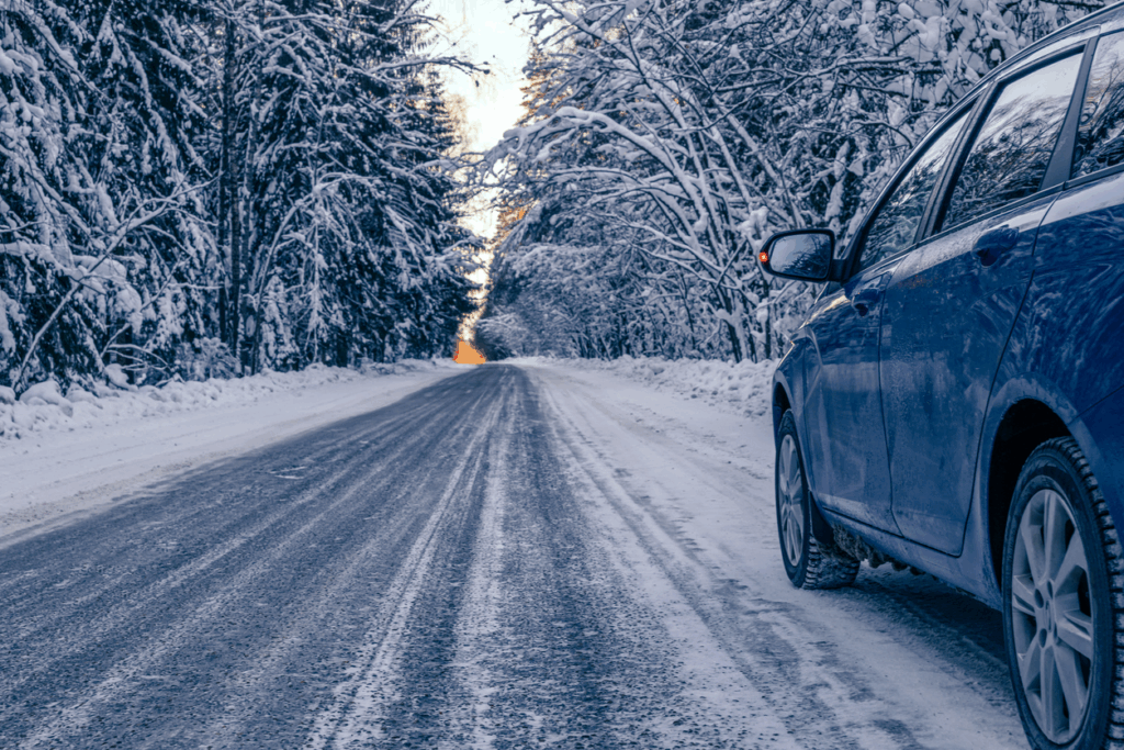 Car rental in Winter and Snow ? 5 tips Winter-Proof Your Road Trip. 3 car rental in winter
