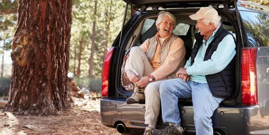 Senior Travel Made Easy: Comfortable Rental Car Options for Older Passengers 2 senior citizens in rental cars