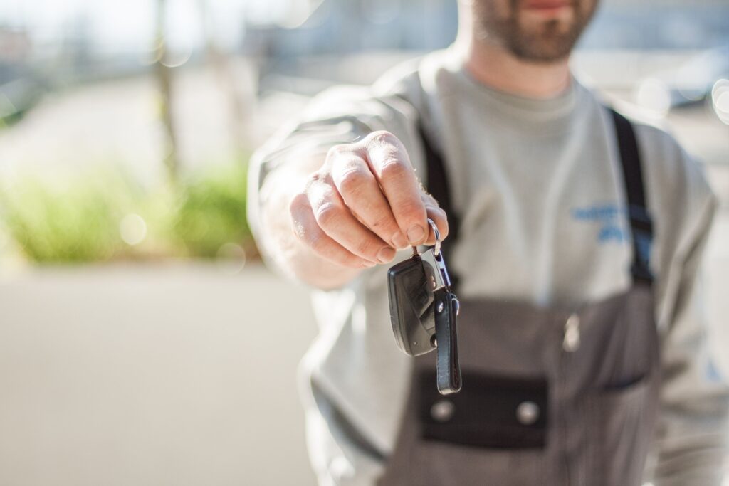 Car Rental Deals: The Smart and Easy Guide to Real Savings 2 pexels negativespace 97075 1 Car rental deals are what you search when you want a good car for less. Everyone loves a deal, but not every deal is real. Some low prices hide fees that show up at the counter. A true deal is a fair price with clear terms and no surprises. This guide shows you the smart and easy way to spot a real car rental deal and skip the fake ones.